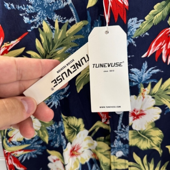 NWT Tunevuse Long Sleeve Button Front Hawaiian Shirt Regular Fit Medium - Picture 3 of 7